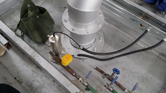 正在安裝的浮法玻璃生產(chǎn)線退火窯出口紅外測(cè)溫儀DT40L